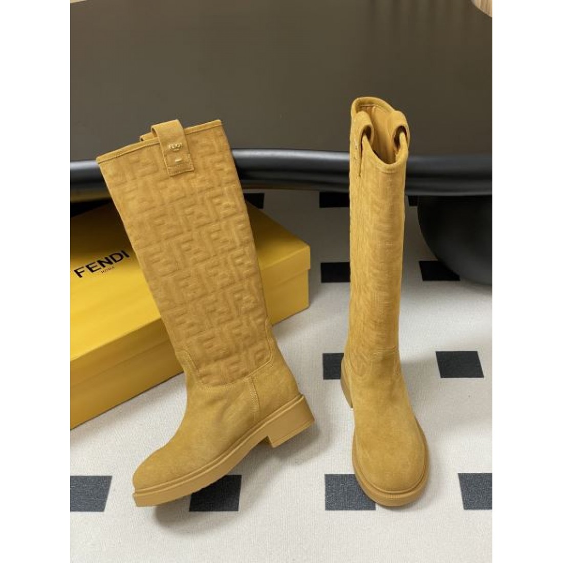 秋冬の定番 ファッショナブルな FENDI フェンディ スーパーコピー ブーツ 精巧な