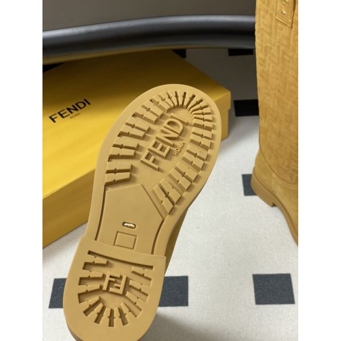 秋冬の定番 ファッショナブルな FENDI フェンディ スーパーコピー ブーツ 精巧な