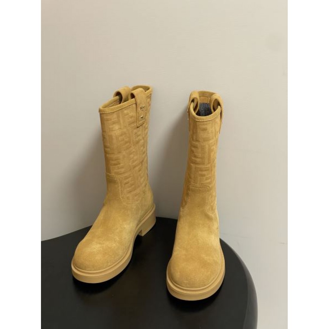 冬の装いに 高品質な FENDI フェンディ スーパーコピー ブーツ 人気急上昇の