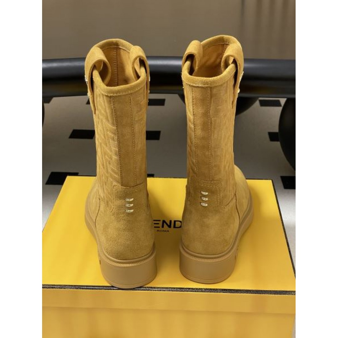 冬の装いに 高品質な FENDI フェンディ スーパーコピー ブーツ 人気急上昇の