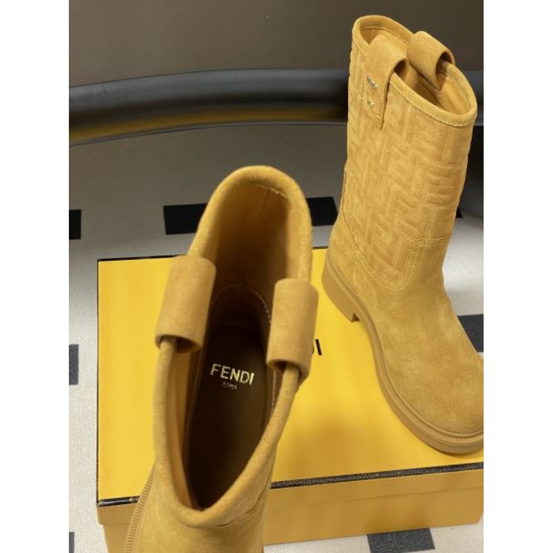 冬の装いに 高品質な FENDI フェンディ スーパーコピー ブーツ 人気急上昇の