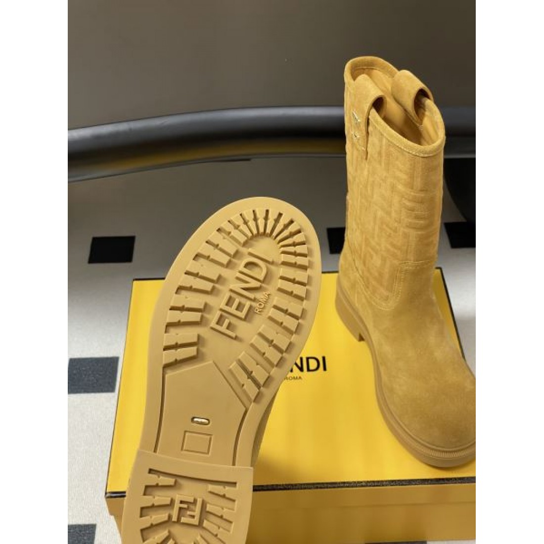 冬の装いに 高品質な FENDI フェンディ スーパーコピー ブーツ 人気急上昇の
