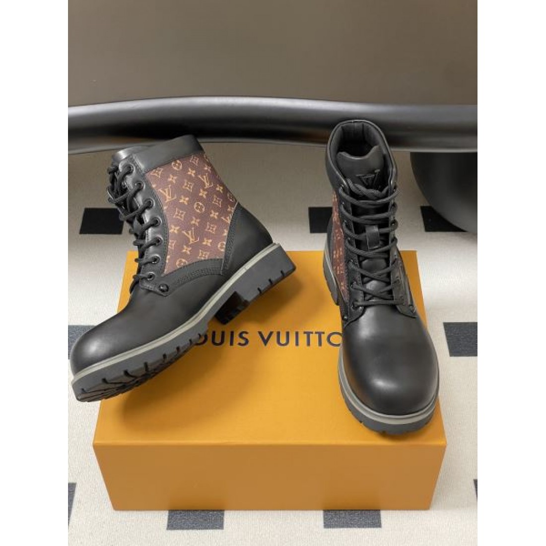 驚き スタイリッシュ LOUIS VUITTON ルイヴィトン スーパーコピー ブーツ 高コスパ