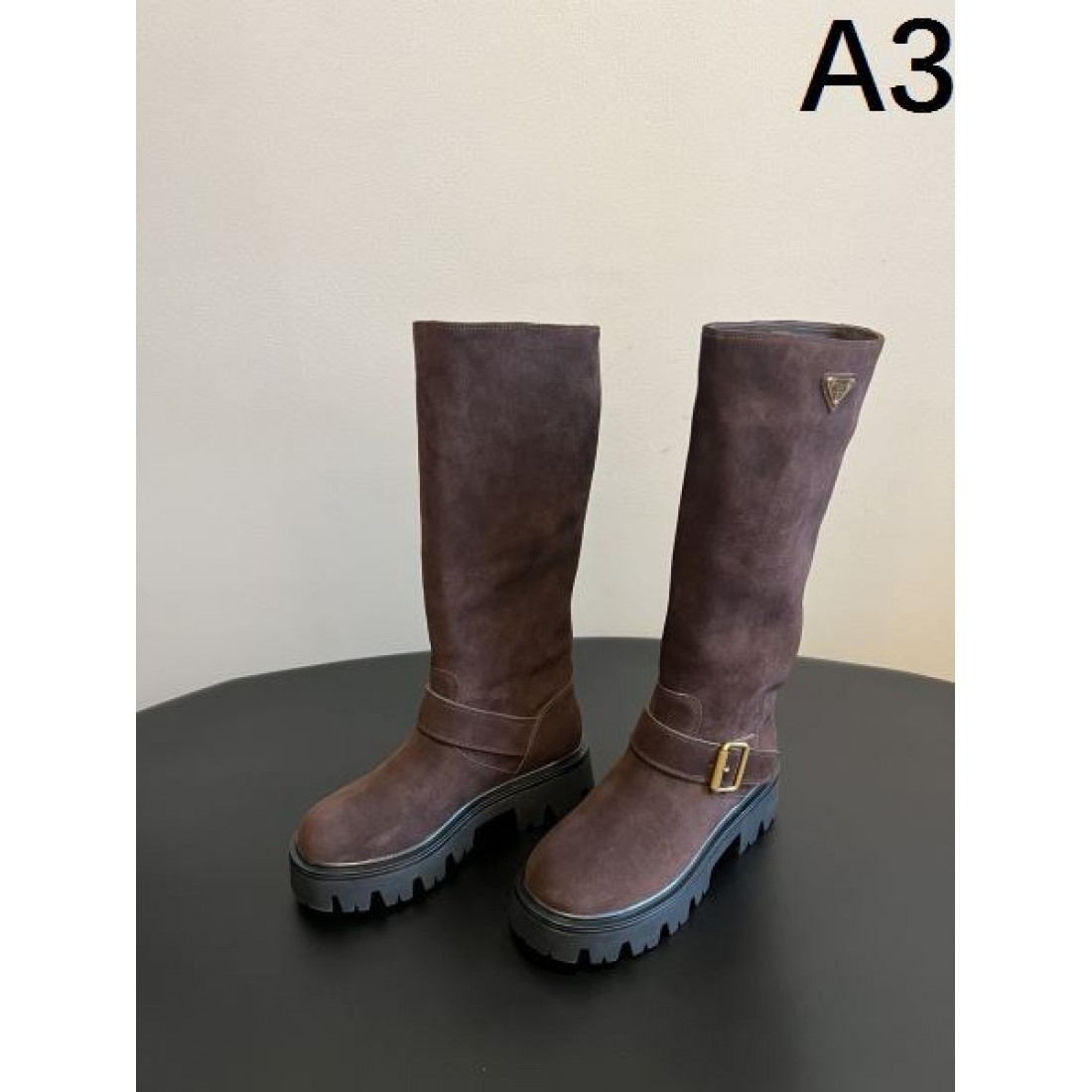 モードな 先鋭的な ミニマルな PRADA プラダ コピー ブーツ シャープな 都会的な クールな