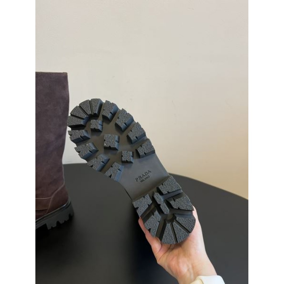 モードな 先鋭的な ミニマルな PRADA プラダ コピー ブーツ シャープな 都会的な クールな