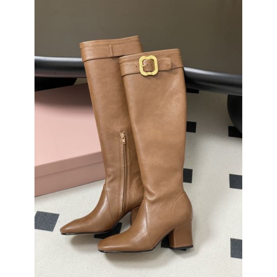  アーキテクチャルな 立体感のある グラマラスな PRADA プラダ コピー ブーツ 存在感のある