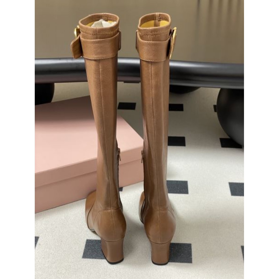  アーキテクチャルな 立体感のある グラマラスな PRADA プラダ コピー ブーツ 存在感のある