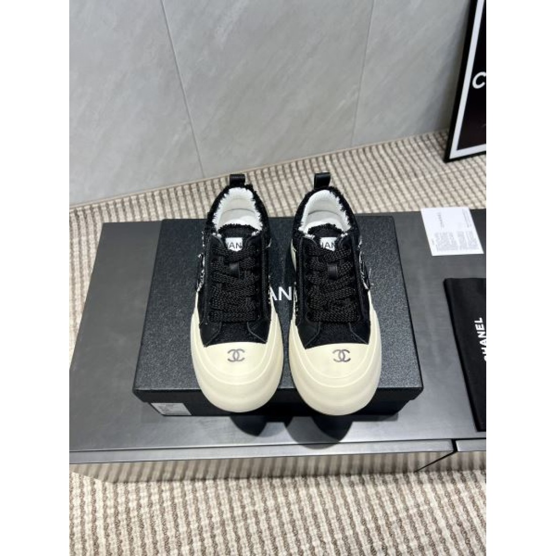 典雅な ミニマルな 光沢ある CHANEL シャネル コピー カジュアルシューズ シックな 