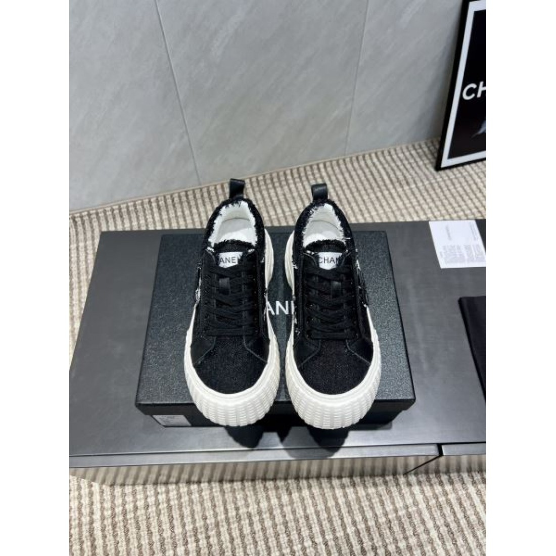 ラグジュアリーな 端正な 輝きのある CHANEL シャネル コピー カジュアルシューズ タイムレスな
