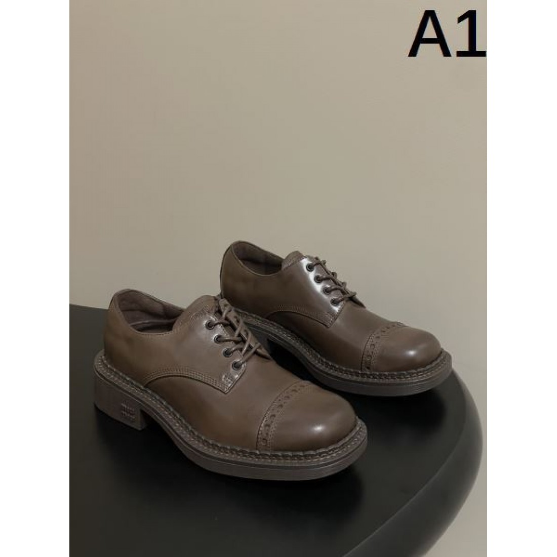 可憐 ガーリー 繊細 MIU MIU ミュウミュウ コピー カジュアルシューズ フェミニン おしゃれ 柔和