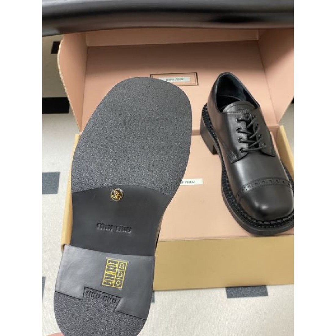  可憐 ガーリー 繊細 MIU MIU ミュウミュウ コピー カジュアルシューズ フェミニン おしゃれ 柔和