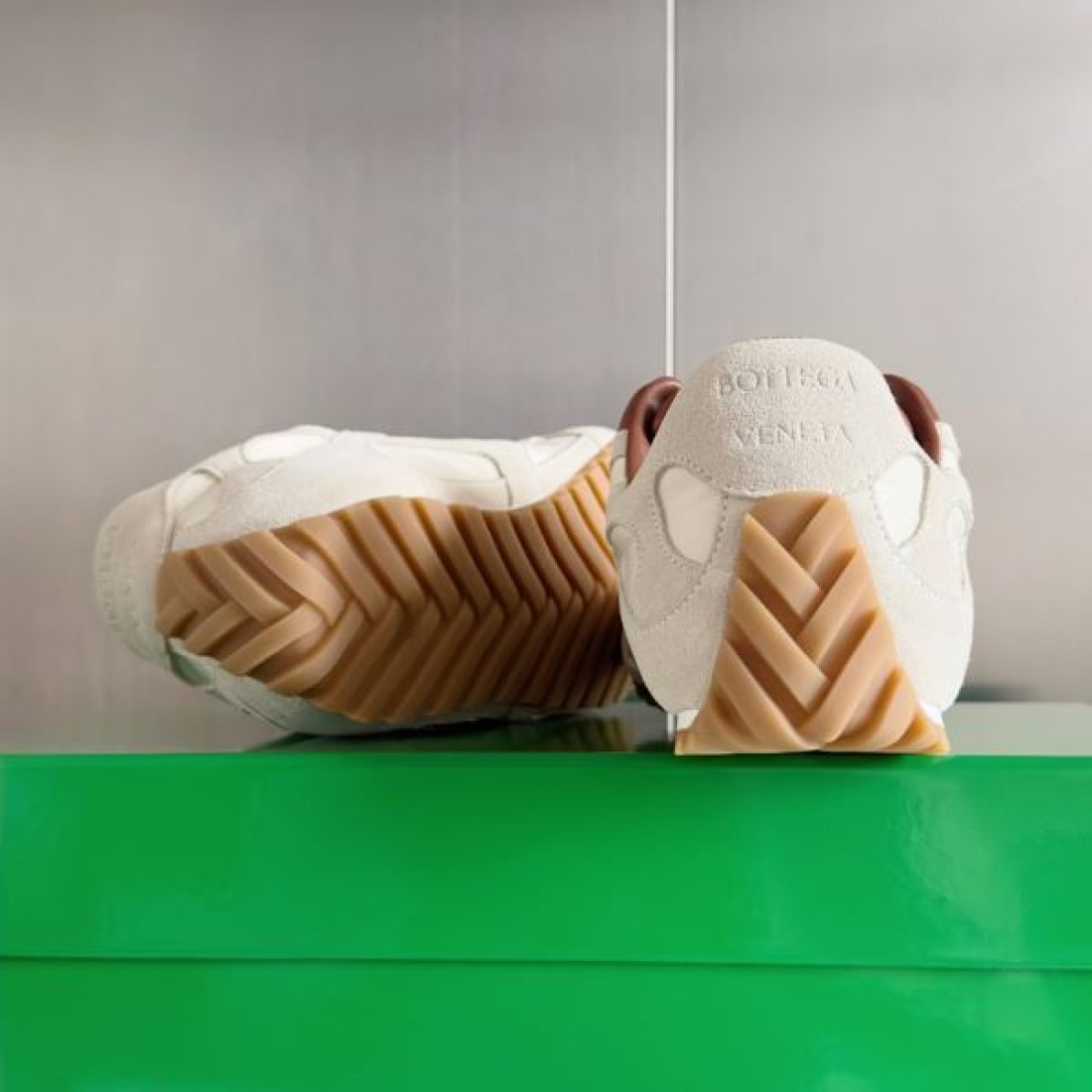 重厚感 モダン 高級感 BOTTEGA VENETA ボッテガヴェネタ コピー スニーカー シック 静かな存在感 