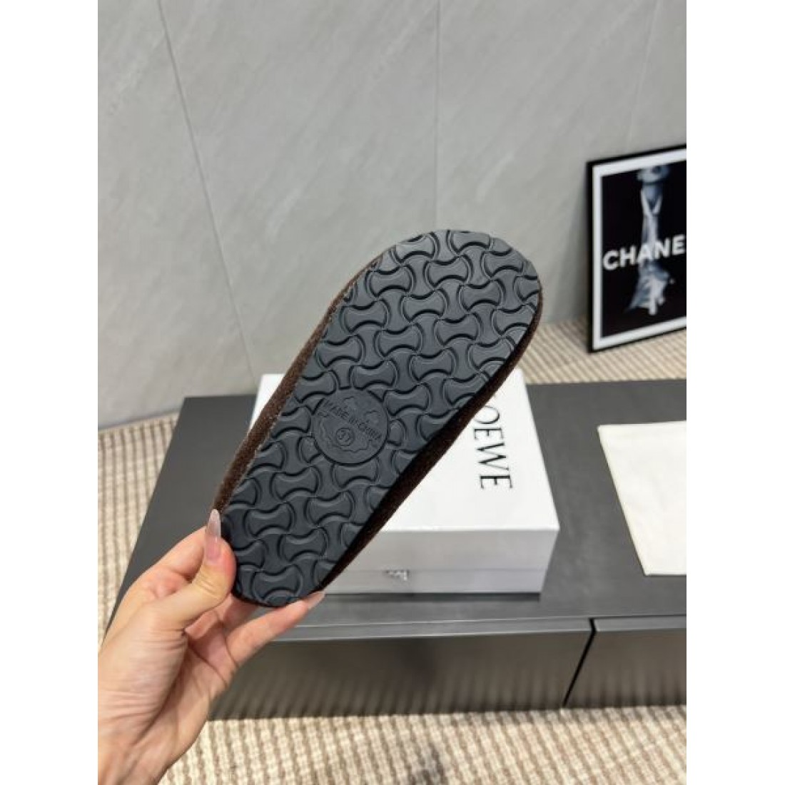 ラグジュアリー 洗練 上質 ロエベ LOEWE コピー ファースリッパ 軽やか モダン 旬顔