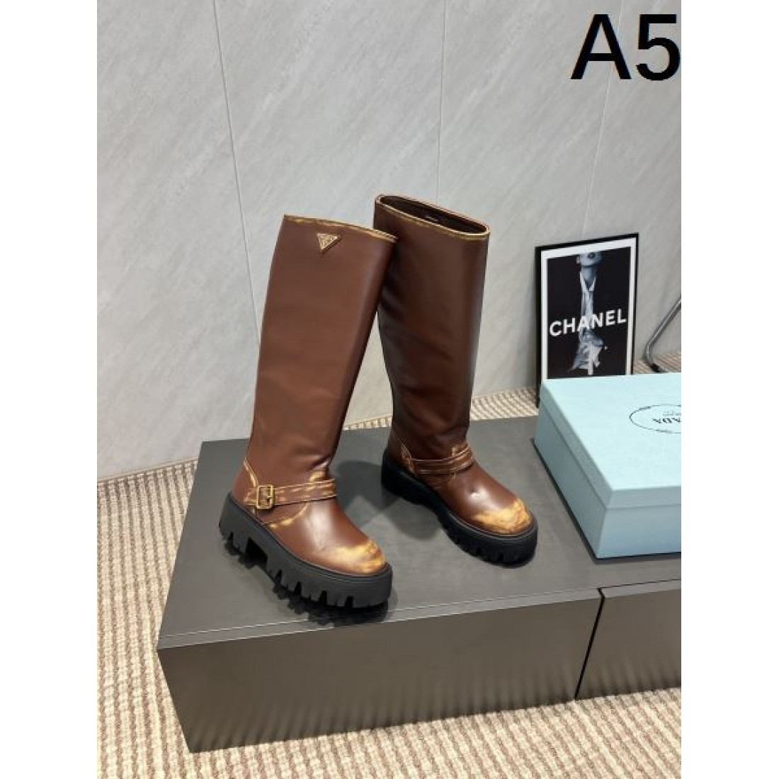 都会的 造形美 エッジィ PRADA プラダ コピー ブーツ エフォートレス 精巧 静かな気品