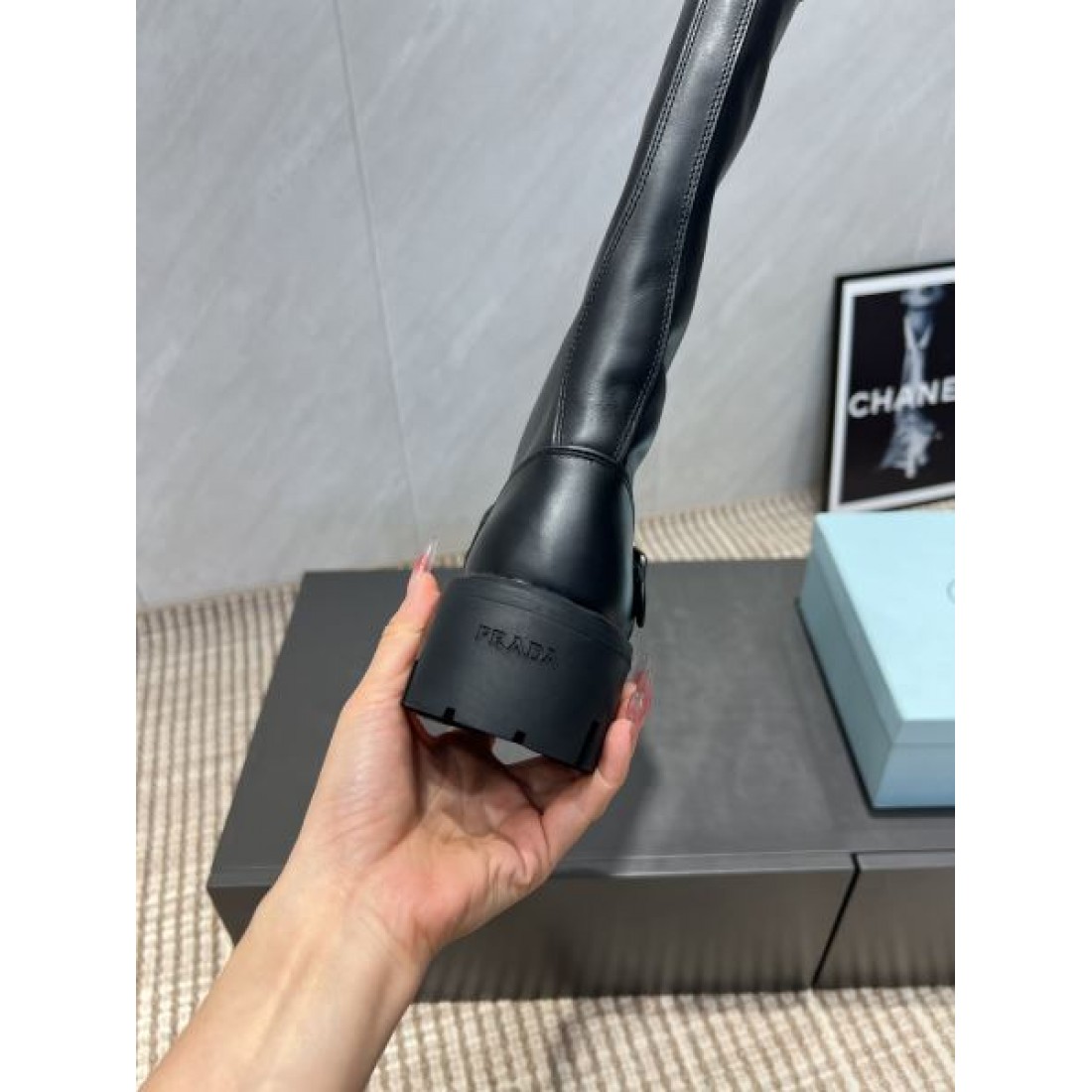 都会的 造形美 エッジィ PRADA プラダ コピー ブーツ エフォートレス 精巧 静かな気品