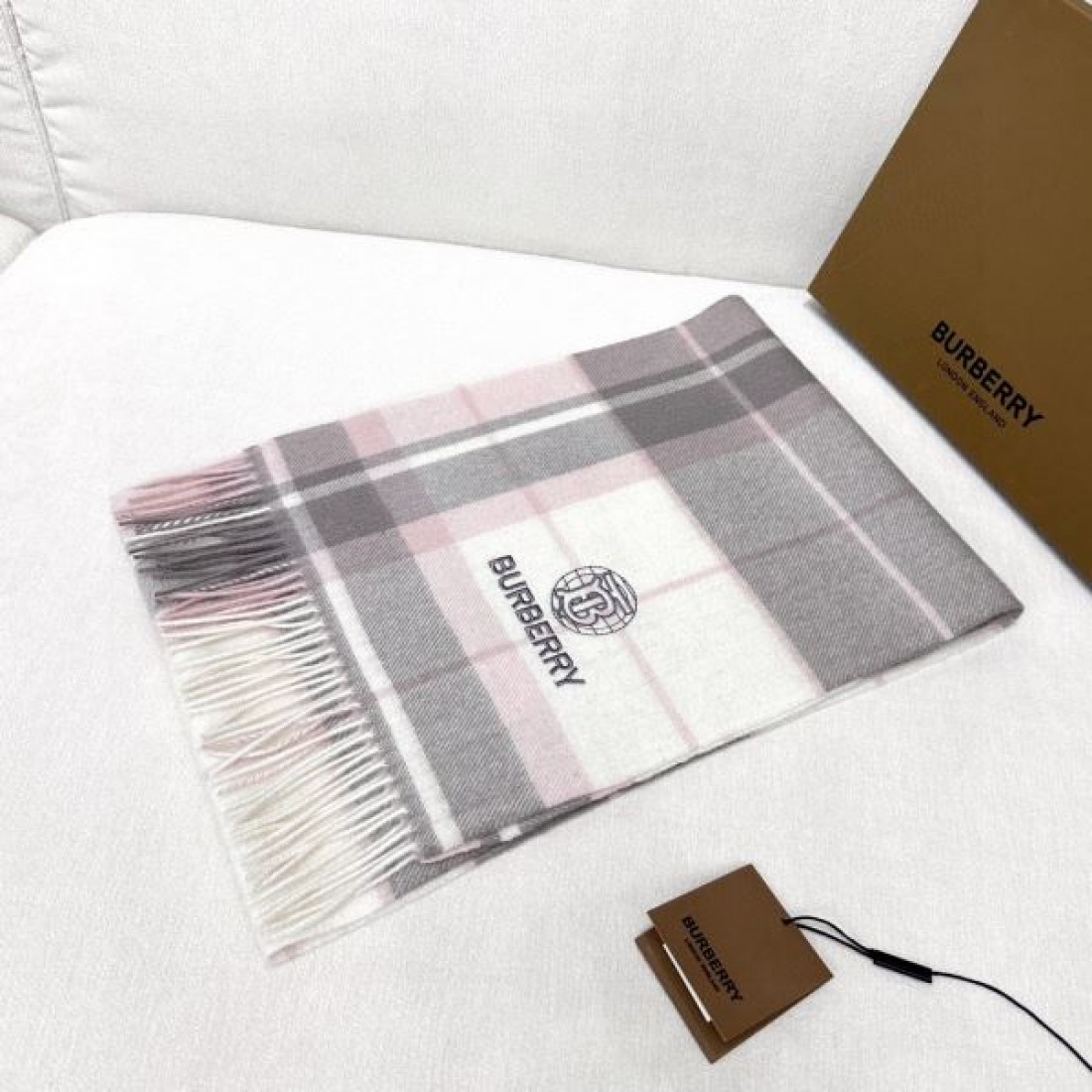 チェック柄マフラー ピンクグレー系 フリンジ付き BURBERRY バーバリー コピー マフラー ウール調ストール 2026新作 旬顔アクセント