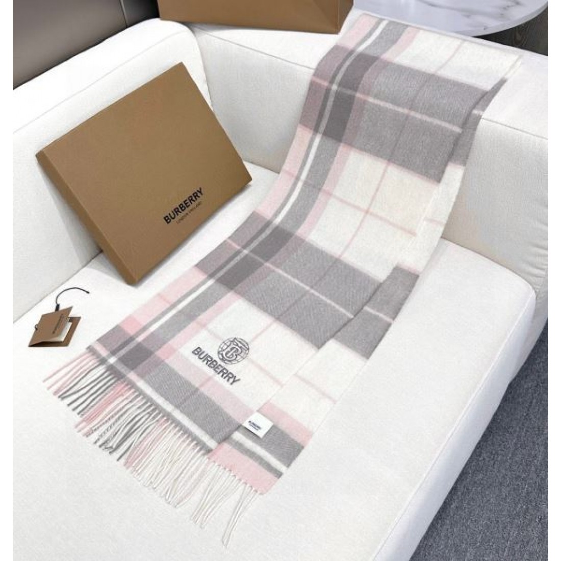 チェック柄マフラー ピンクグレー系 フリンジ付き BURBERRY バーバリー コピー マフラー ウール調ストール 2026新作 旬顔アクセント