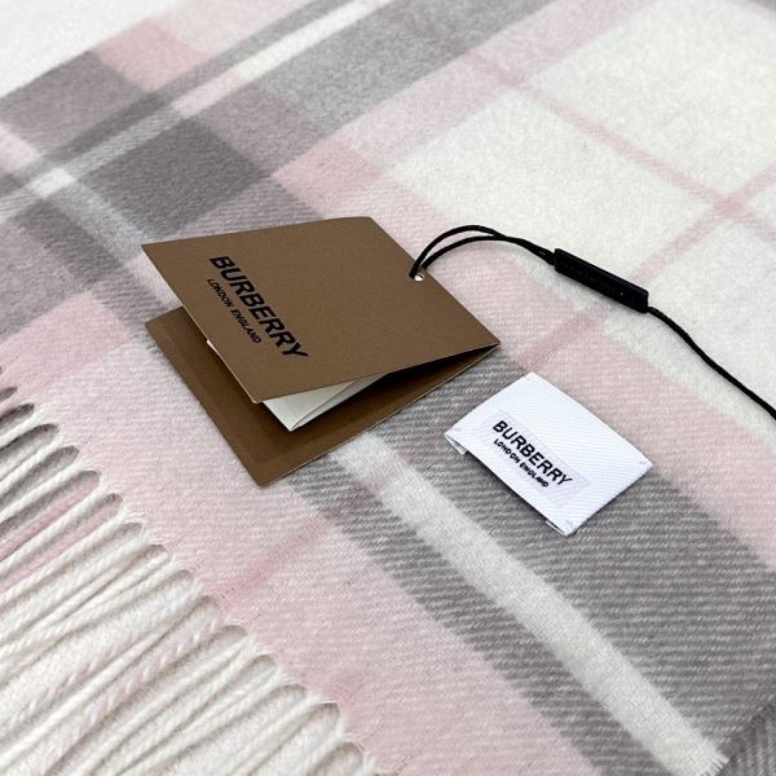 チェック柄マフラー ピンクグレー系 フリンジ付き BURBERRY バーバリー コピー マフラー ウール調ストール 2026新作 旬顔アクセント