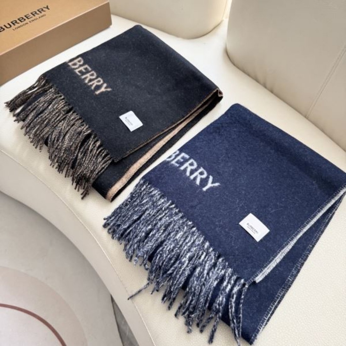 BURBERRY バーバリー コピー マフラー ホースロゴ入り バイカラー切替 フリンジ付き 大判ストール風 モードカジュアル