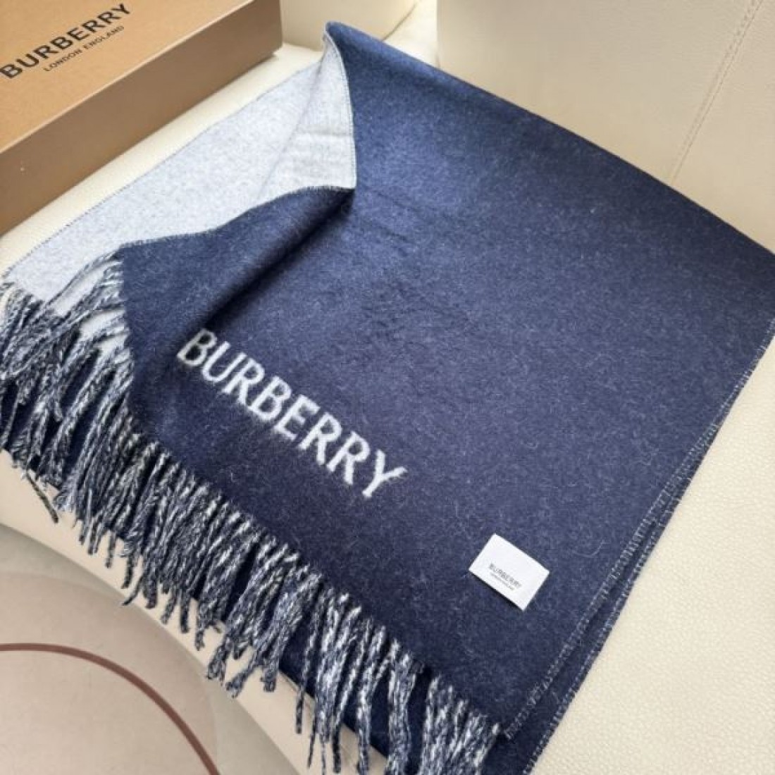 BURBERRY バーバリー コピー マフラー ホースロゴ入り バイカラー切替 フリンジ付き 大判ストール風 モードカジュアル