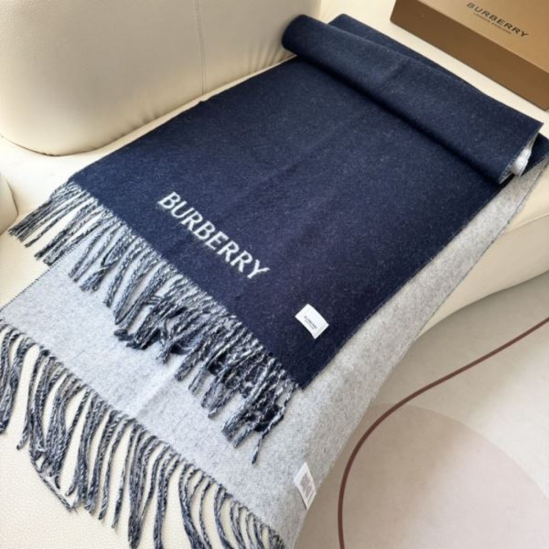 BURBERRY バーバリー コピー マフラー ホースロゴ入り バイカラー切替 フリンジ付き 大判ストール風 モードカジュアル