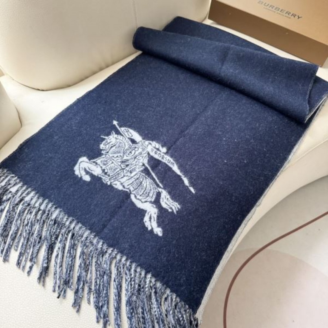 BURBERRY バーバリー コピー マフラー ホースロゴ入り バイカラー切替 フリンジ付き 大判ストール風 モードカジュアル