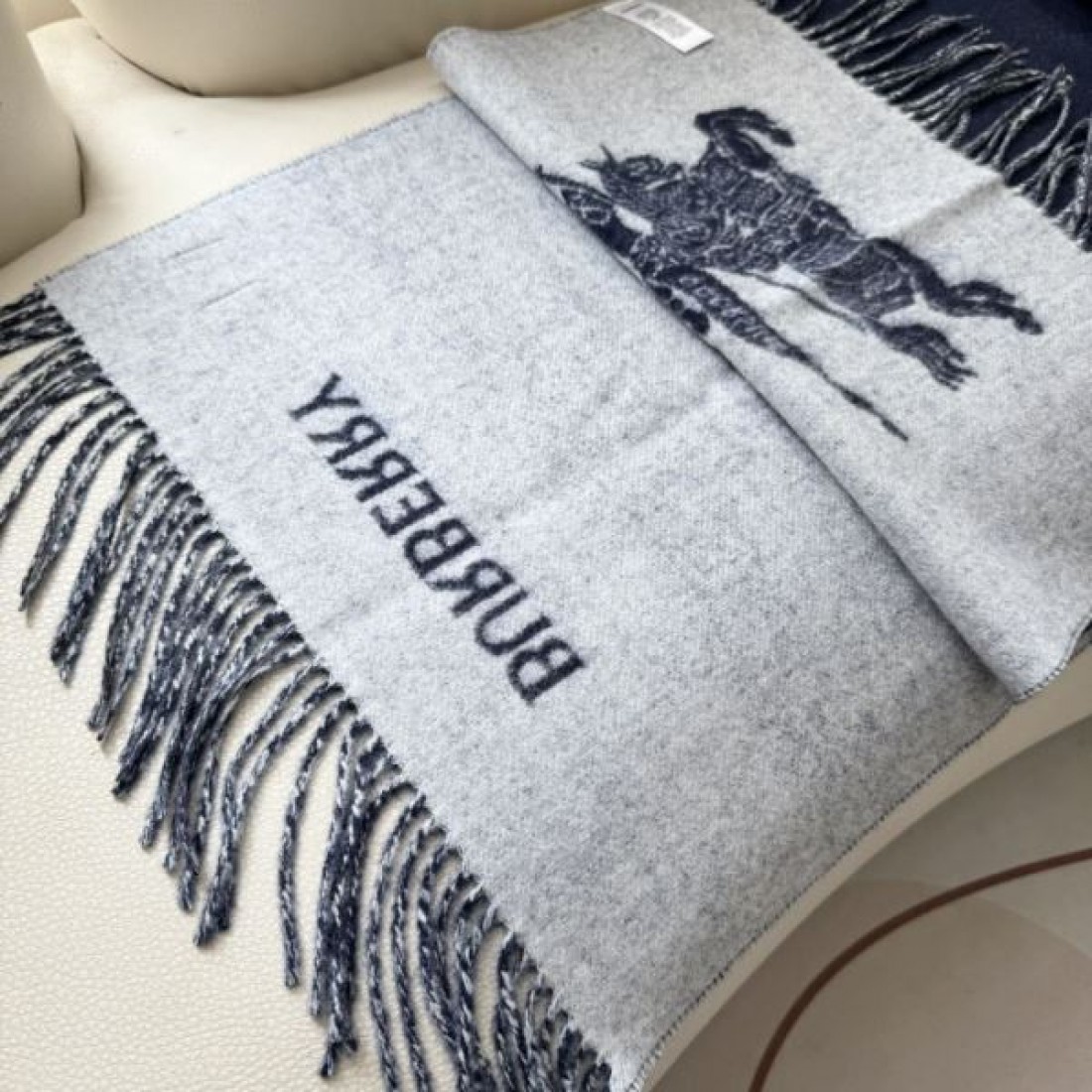 BURBERRY バーバリー コピー マフラー ホースロゴ入り バイカラー切替 フリンジ付き 大判ストール風 モードカジュアル