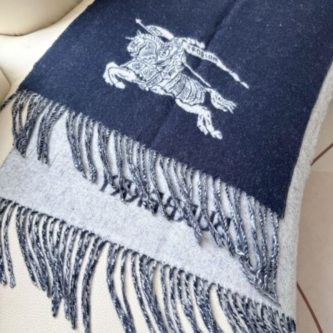 BURBERRY バーバリー コピー マフラー ホースロゴ入り バイカラー切替 フリンジ付き 大判ストール風 モードカジュアル