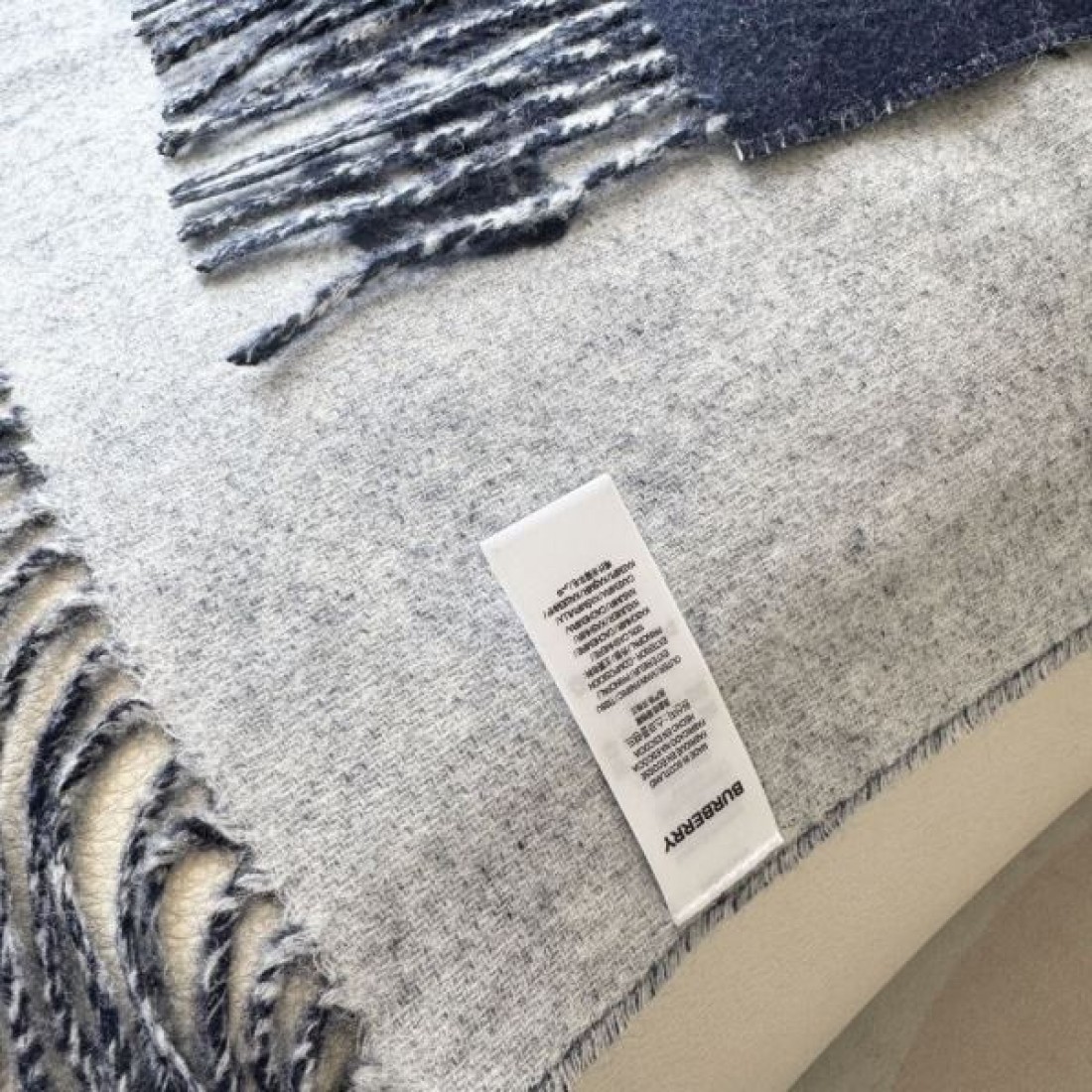 BURBERRY バーバリー コピー マフラー ホースロゴ入り バイカラー切替 フリンジ付き 大判ストール風 モードカジュアル