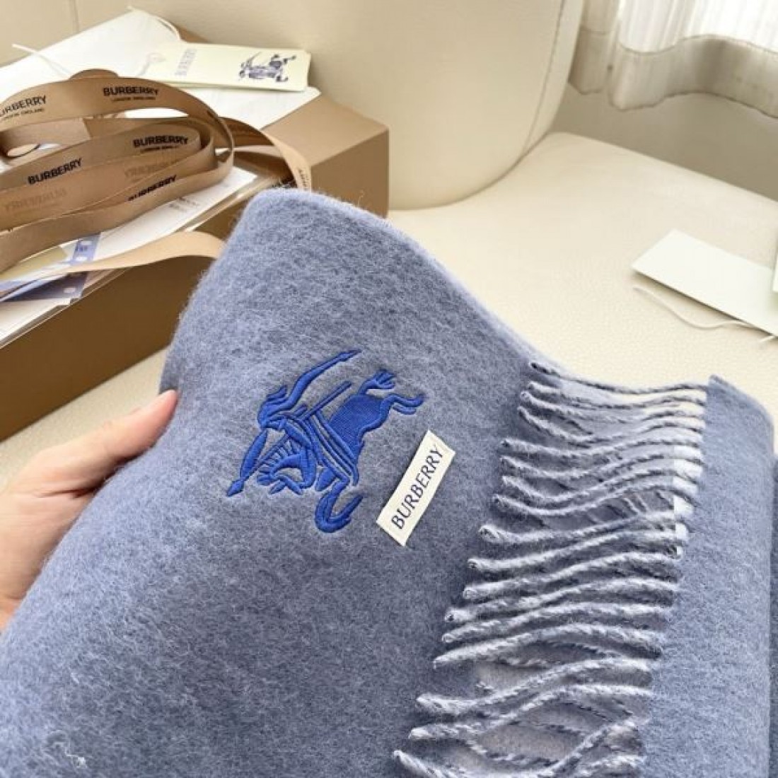 ストール ロゴポイント 大判タイプ 肩掛け対応 落ち着き配色 BURBERRY バーバリー コピー マフラー 大人カジュアル