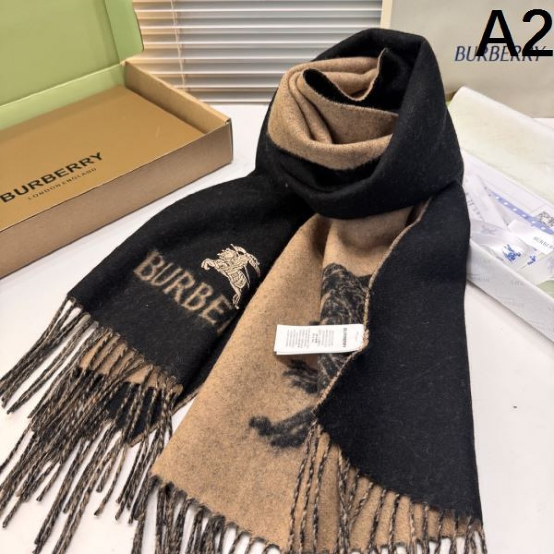 ホースロゴ入り フリンジ付き 大判ストール風 首元主役 2026新作 BURBERRY バーバリー コピー マフラー ギフト映え