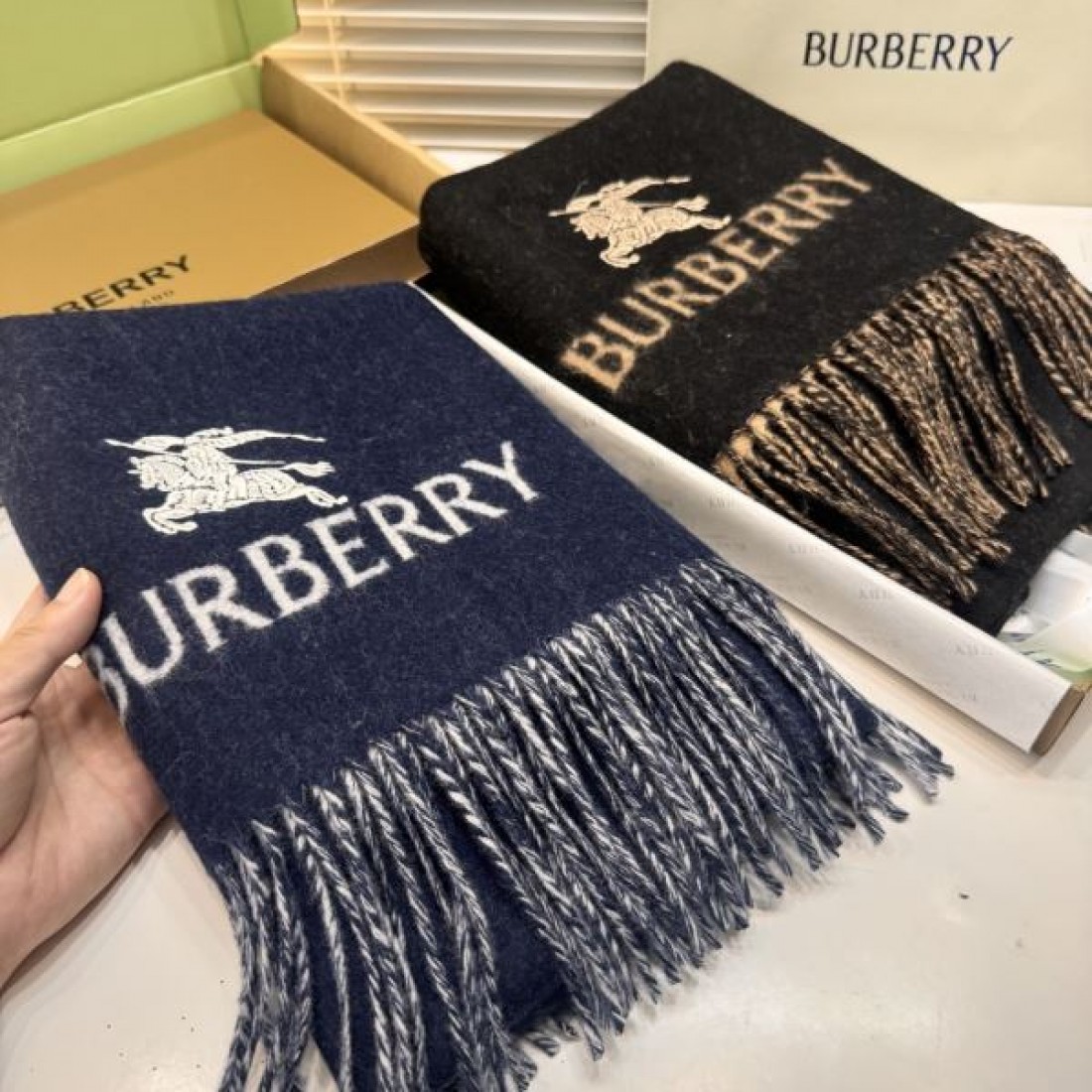 ホースロゴ入り フリンジ付き 大判ストール風 首元主役 2026新作 BURBERRY バーバリー コピー マフラー ギフト映え