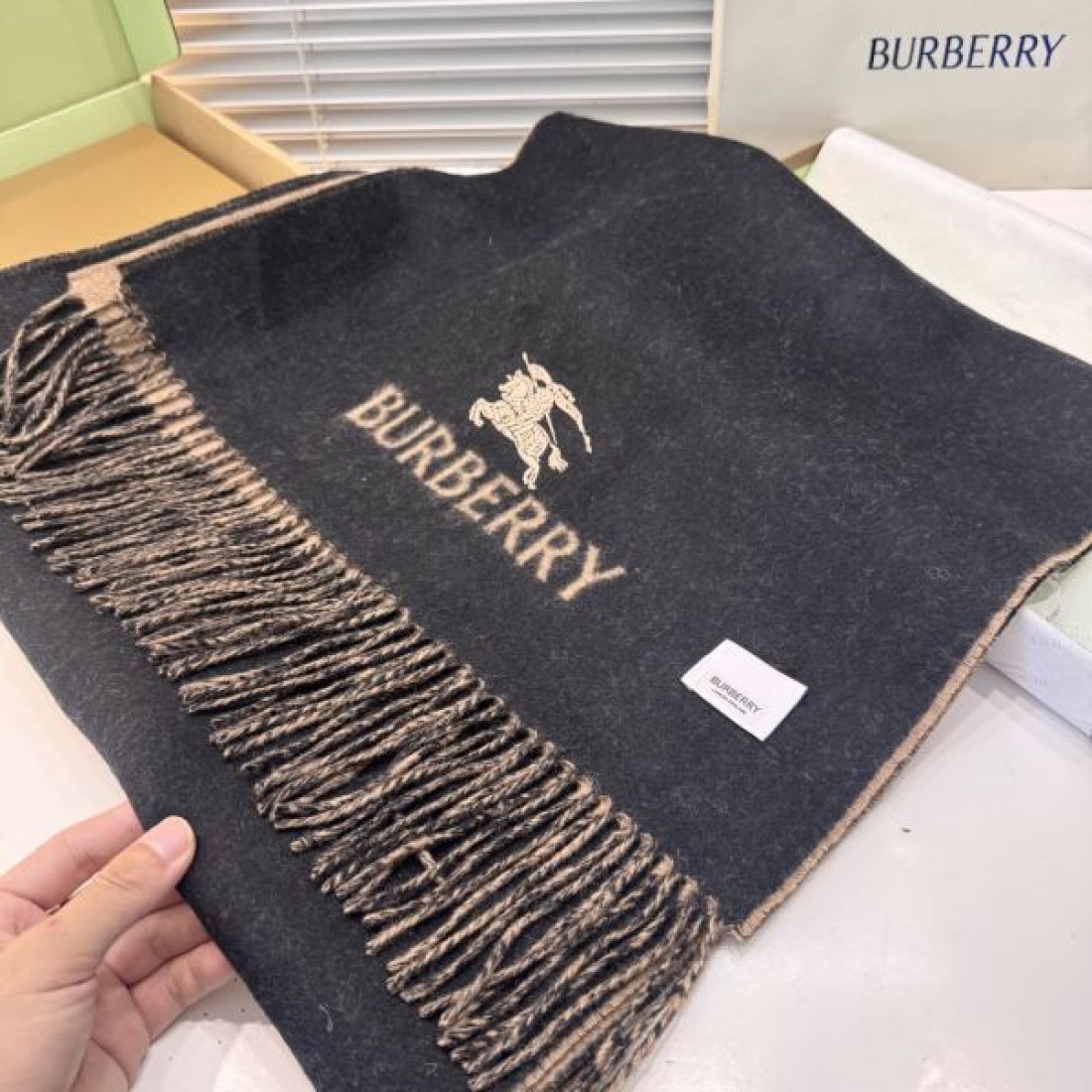 ホースロゴ入り フリンジ付き 大判ストール風 首元主役 2026新作 BURBERRY バーバリー コピー マフラー ギフト映え