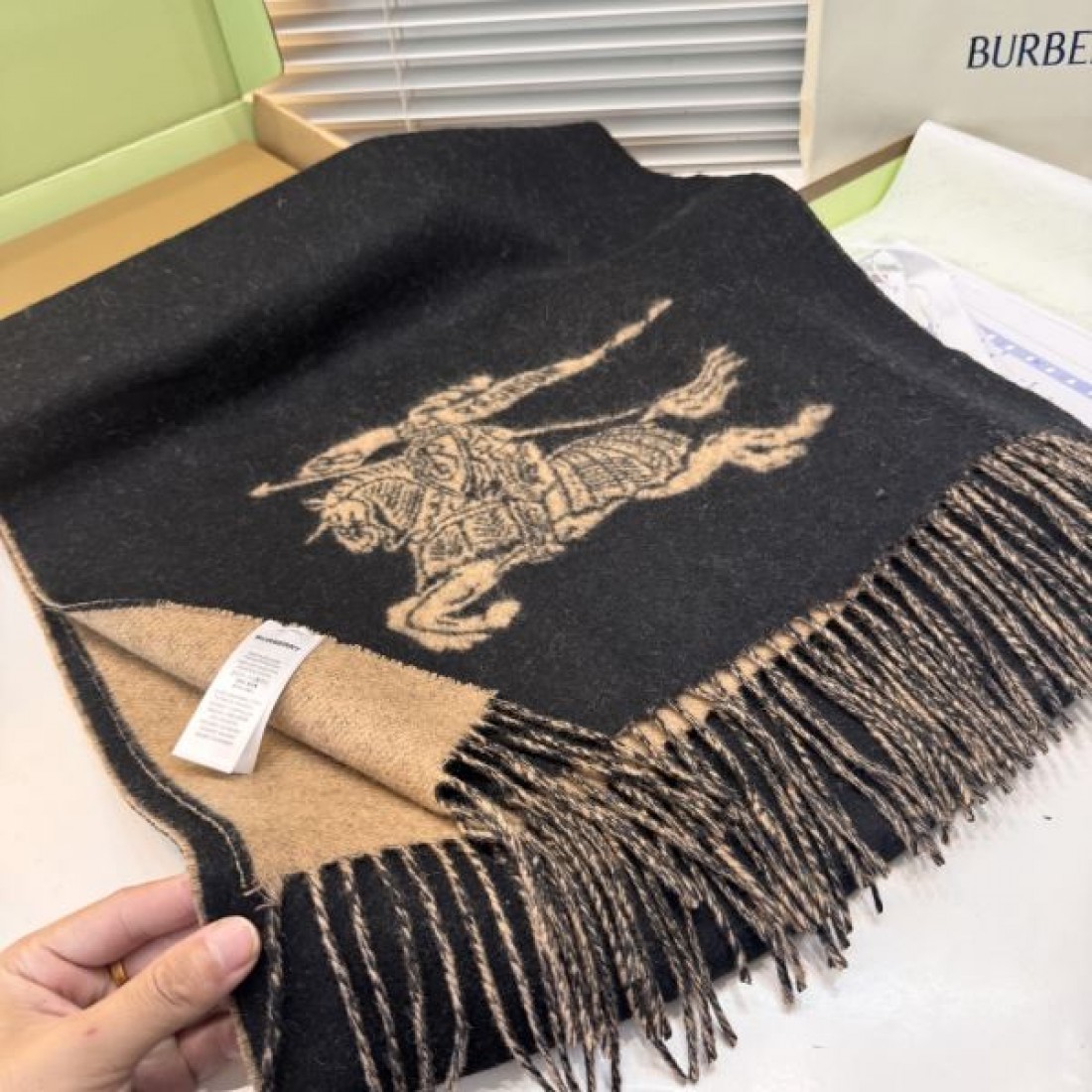 ホースロゴ入り フリンジ付き 大判ストール風 首元主役 2026新作 BURBERRY バーバリー コピー マフラー ギフト映え