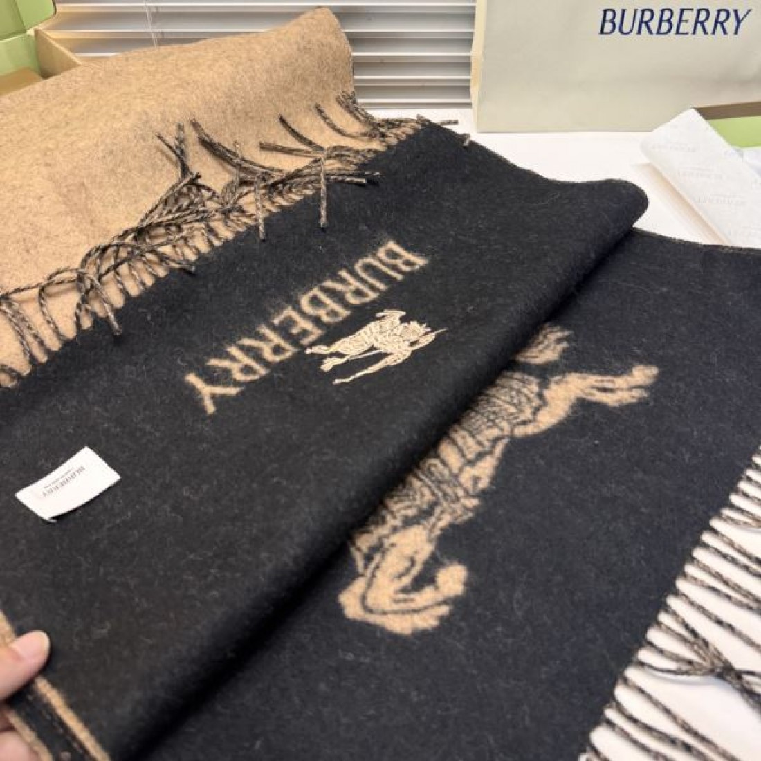 ホースロゴ入り フリンジ付き 大判ストール風 首元主役 2026新作 BURBERRY バーバリー コピー マフラー ギフト映え
