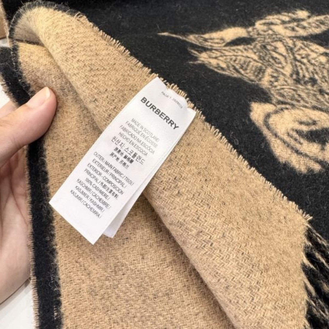 ホースロゴ入り フリンジ付き 大判ストール風 首元主役 2026新作 BURBERRY バーバリー コピー マフラー ギフト映え