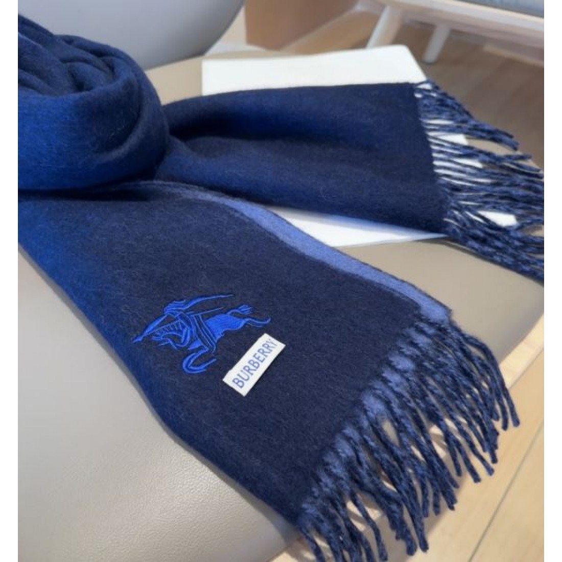 ホースロゴ刺繍 フリンジ付き 落ち着き配色 メンズにもおすすめ BURBERRY バーバリー コピー マフラー 通勤にも休日にも