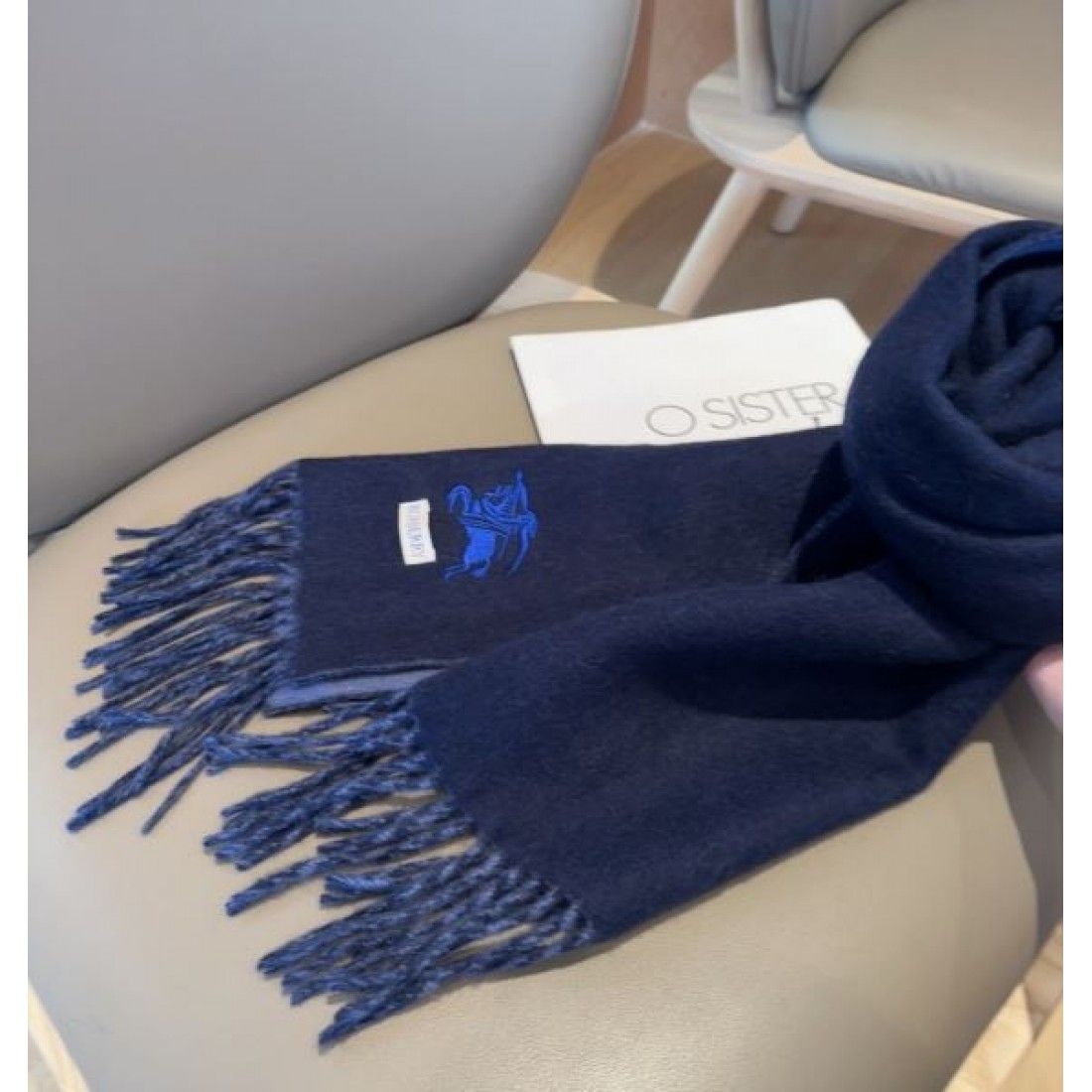 ホースロゴ刺繍 フリンジ付き 落ち着き配色 メンズにもおすすめ BURBERRY バーバリー コピー マフラー 通勤にも休日にも