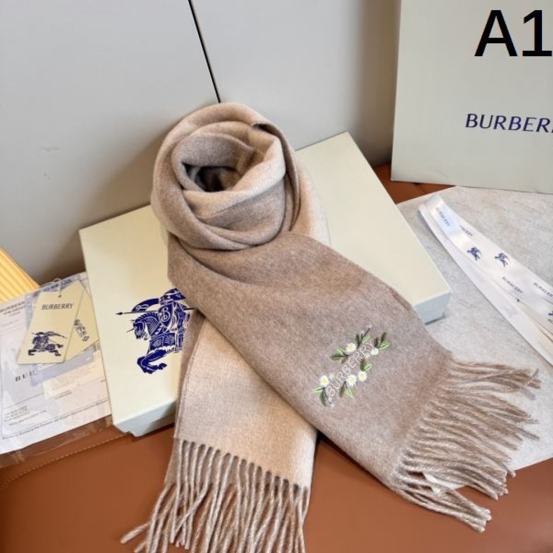 BURBERRY バーバリー コピー マフラー フラワー刺繍 ロゴポイント フリンジ付き やわらか配色 上品見え ギフト映え