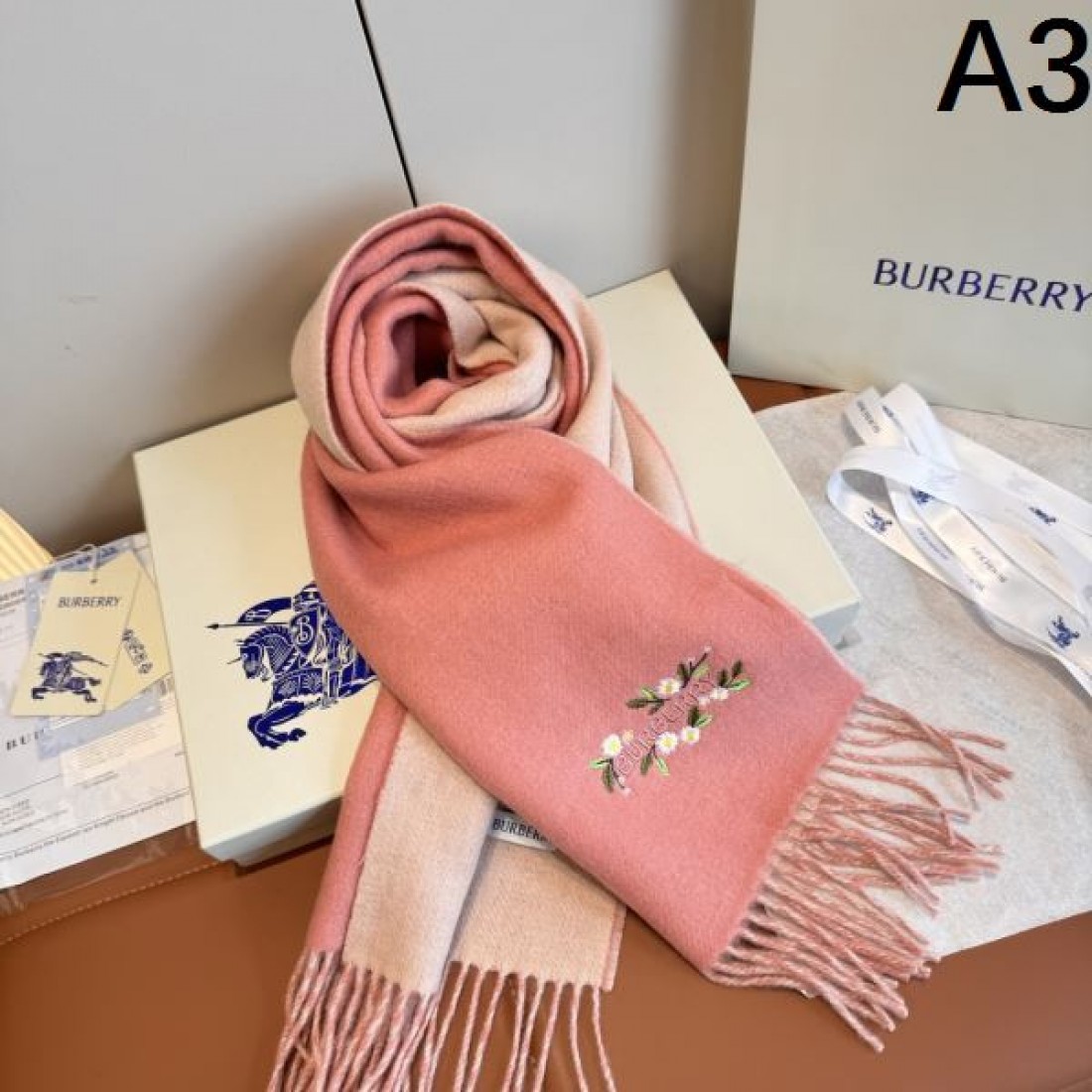 BURBERRY バーバリー コピー マフラー フラワー刺繍 ロゴポイント フリンジ付き やわらか配色 上品見え ギフト映え