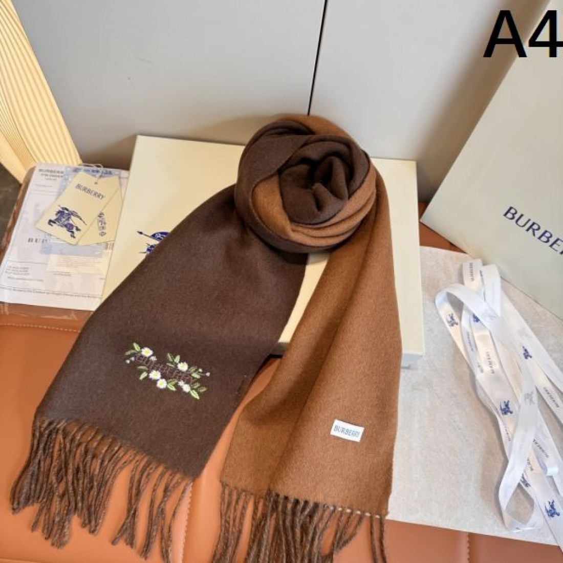BURBERRY バーバリー コピー マフラー フラワー刺繍 ロゴポイント フリンジ付き やわらか配色 上品見え ギフト映え