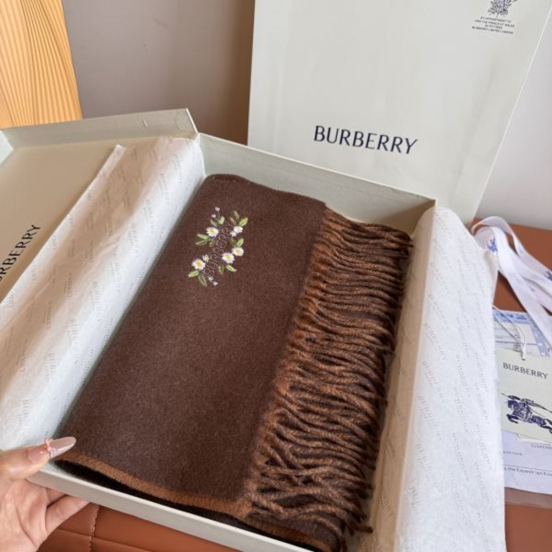 BURBERRY バーバリー コピー マフラー フラワー刺繍 ロゴポイント フリンジ付き やわらか配色 上品見え ギフト映え