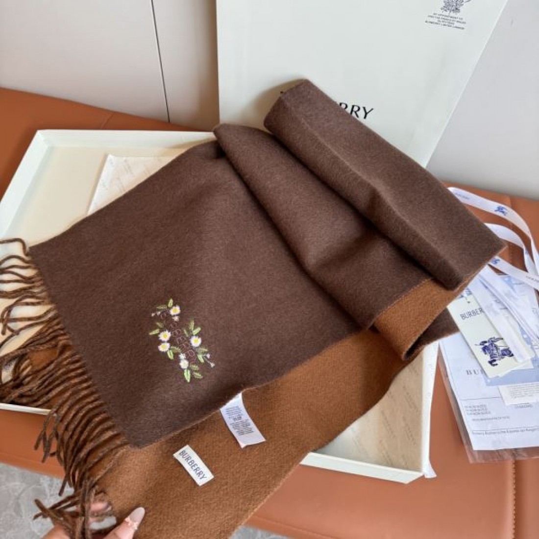 BURBERRY バーバリー コピー マフラー フラワー刺繍 ロゴポイント フリンジ付き やわらか配色 上品見え ギフト映え