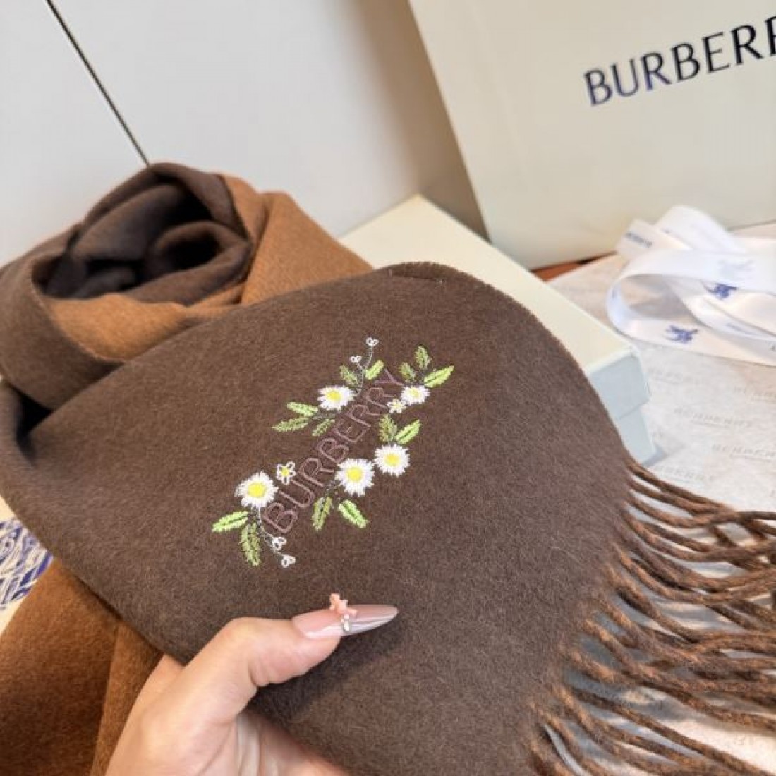 BURBERRY バーバリー コピー マフラー フラワー刺繍 ロゴポイント フリンジ付き やわらか配色 上品見え ギフト映え