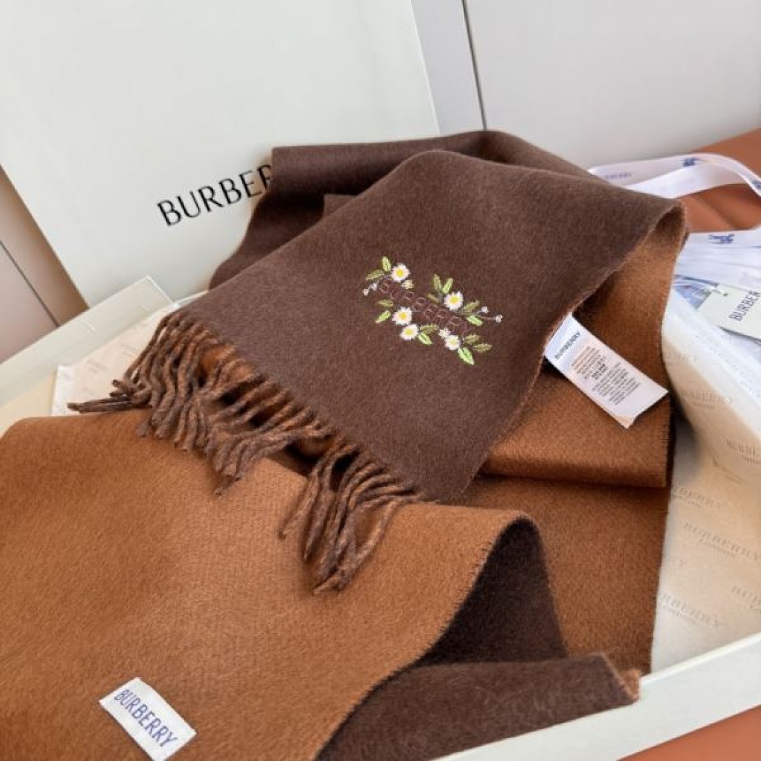 BURBERRY バーバリー コピー マフラー フラワー刺繍 ロゴポイント フリンジ付き やわらか配色 上品見え ギフト映え