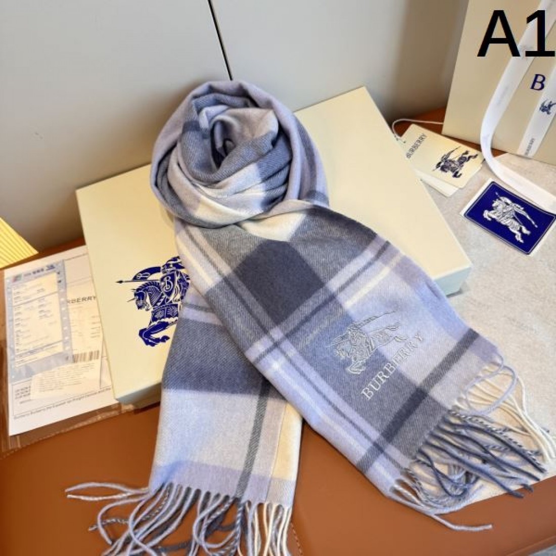 淡色チェック ロゴポイント フリンジ付き 透明感ある首元 2026新作 BURBERRY バーバリー コピー マフラー ギフト映え