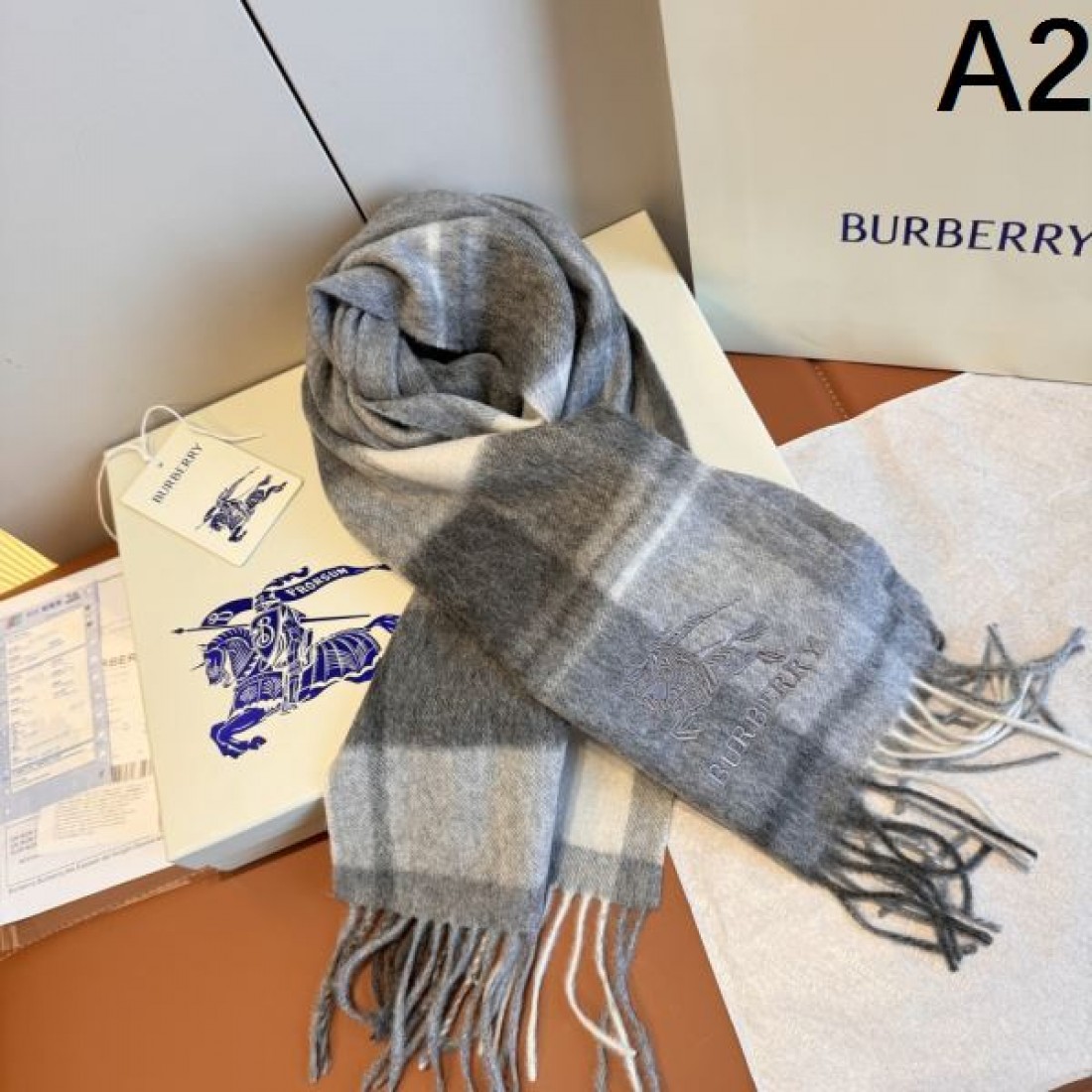 淡色チェック ロゴポイント フリンジ付き 透明感ある首元 2026新作 BURBERRY バーバリー コピー マフラー ギフト映え