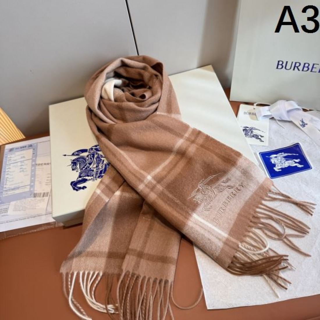 淡色チェック ロゴポイント フリンジ付き 透明感ある首元 2026新作 BURBERRY バーバリー コピー マフラー ギフト映え