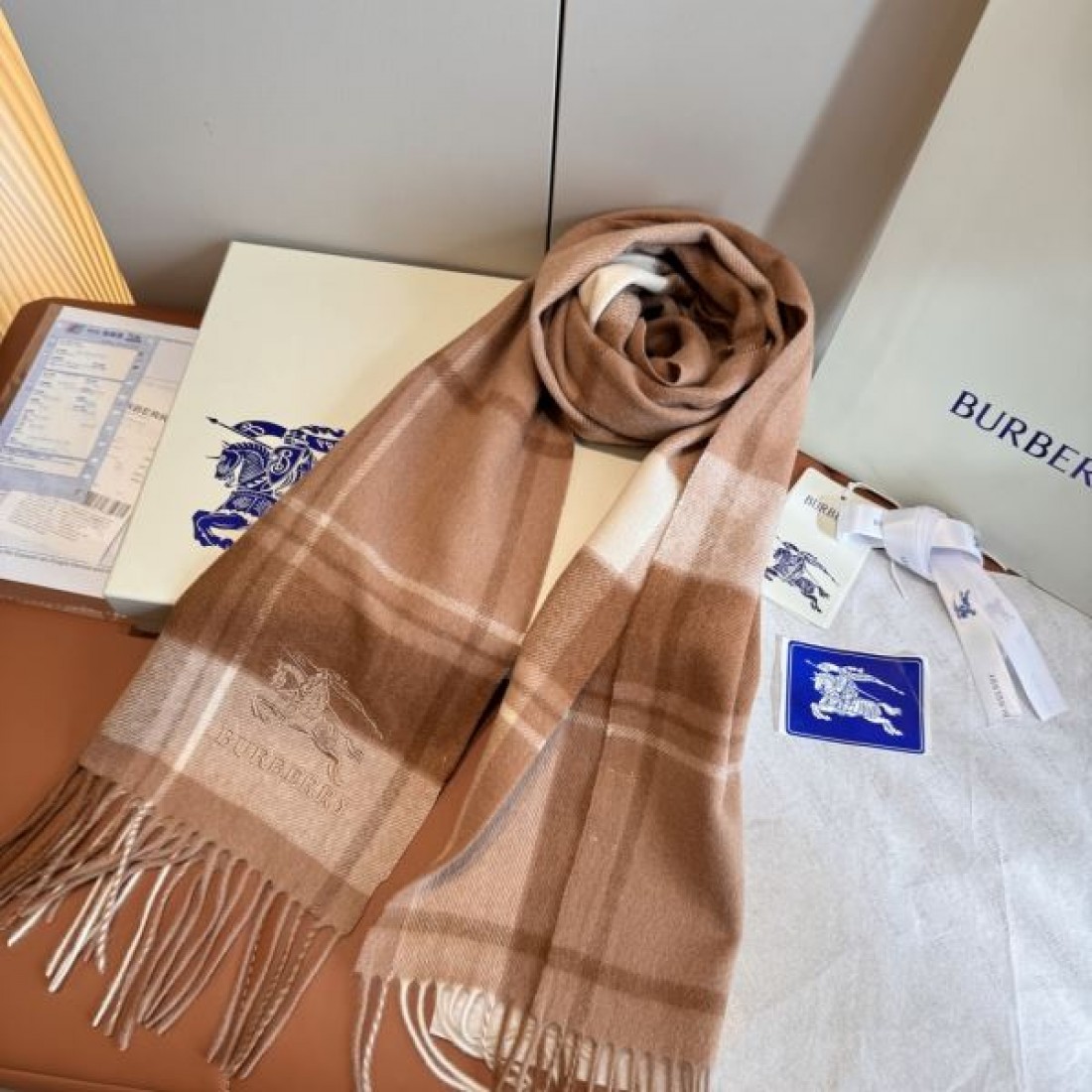 淡色チェック ロゴポイント フリンジ付き 透明感ある首元 2026新作 BURBERRY バーバリー コピー マフラー ギフト映え