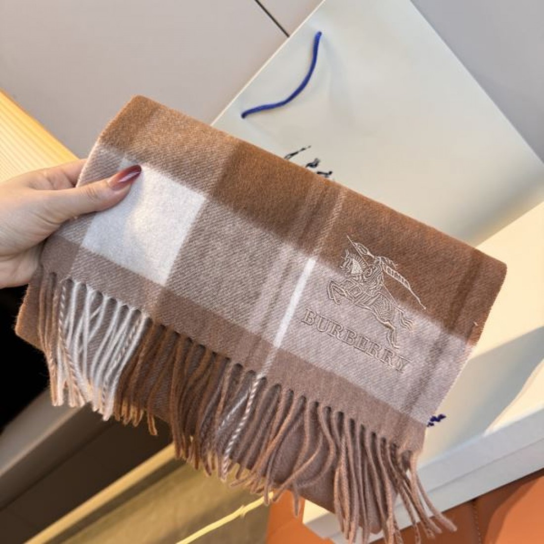 淡色チェック ロゴポイント フリンジ付き 透明感ある首元 2026新作 BURBERRY バーバリー コピー マフラー ギフト映え